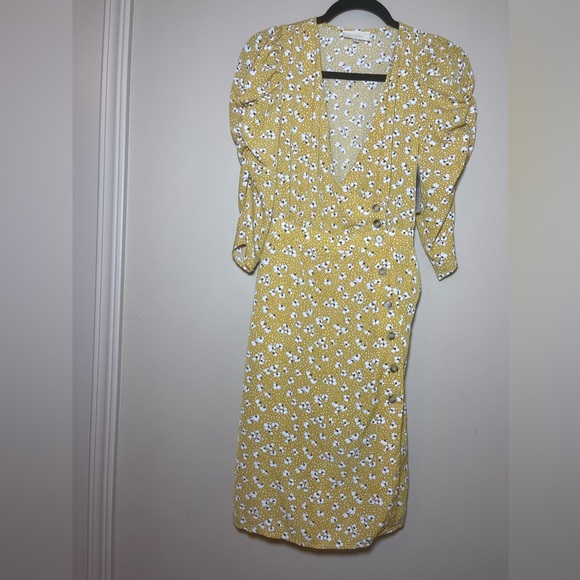 Dresses & Skirts - Melli day daisy print yellow dress v neck